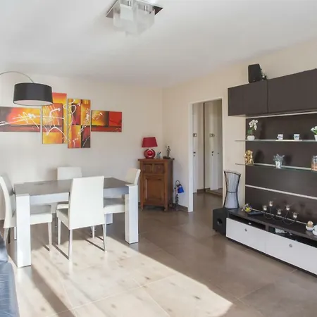 Apartment Charming 1br With Pool And Sea View In